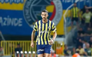 Gustavo Henrique, ex-Flamengo, comemora mais uma vitória do Fenerbahçe na Liga Europa