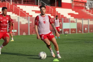 Série B: Arthur Rezende, do Vila Nova, diz que elenco vai entrar sério contra o Bahia