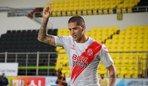 Vice-artilheiro da K-League 2, atacante Tiago Orobó projeta acesso na Coreia do Sul