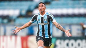 Série B: Meia Jhonata Robert sente joelho operado e preocupa Grêmio