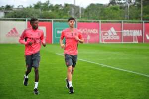 Inter se prepara para encarar o Coritiba e volante dá susto durante o treino