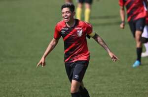 Volante do Athletico-PR sofre nova lesão no joelho e vira desfalque até 2023