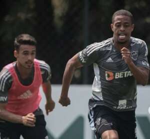 Keno inicia trabalho de fisioterapia durante treino do Atlético-MG