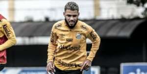 Nathan volta de suspensão e disputa vaga com Madson na lateral do Santos