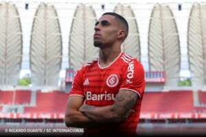 Gabriel, do Internacional, sofre lesão preocupante no joelho