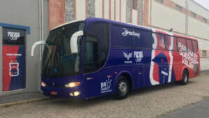 Ônibus do Paraná bate em muro ao sair do CT, assista!