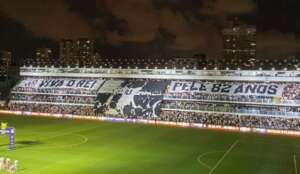 Santos comemora aniversário de 82 anos de Pelé com show de luzes na Vila Belmiro