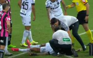 Richard, do Ceará, leva bolada no rosto, desaba e precisa ser levado a hospital