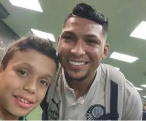 Rony presenteia garoto impedido de entrar no Allianz Parque com cartaz de papelão