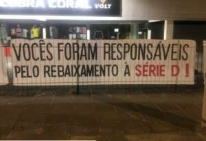 Sem vaga na Série C, sede do Santa Cruz é alvo de protestos