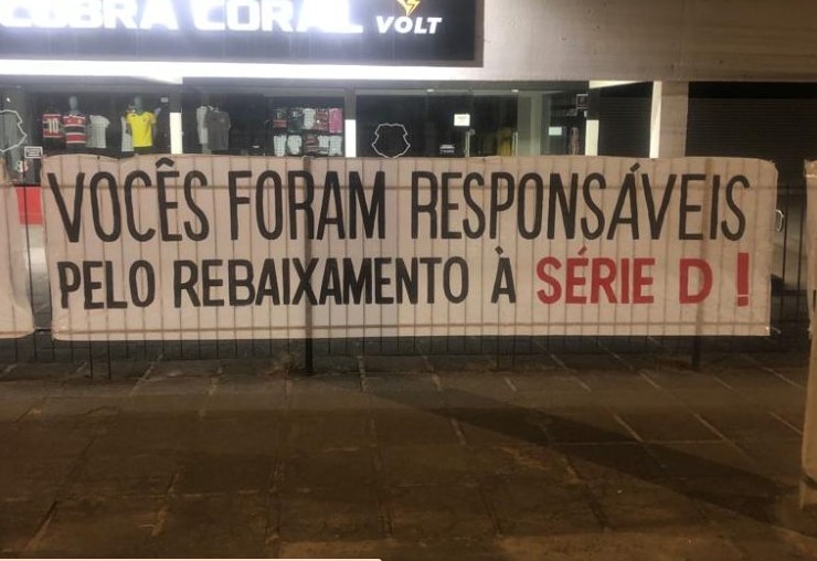 Sem vaga na Série C, sede do Santa Cruz é alvo de protestos