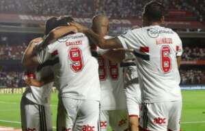 São Paulo 2 x 1 Atlético-GO - No apagar das luzes, Tricolor vence e segue no G8