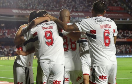 São Paulo vence com gol no último lance