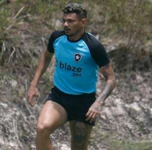 Tiquinho Soares treina no Botafogo e deve ir à campo contra o Cuiabá