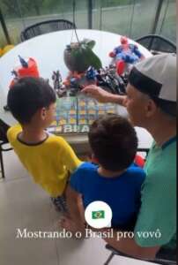 Tite vê álbum da Copa com os netos e 'confirma' convocação da seleção