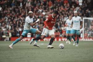 INGLÊS: United só empata no Inglês e Cristiano Ronaldo se irrita com substituição; Chelsea vence