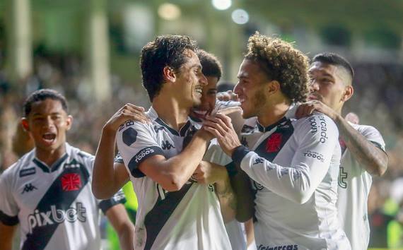 Marlon Gomes e Figueiredo comemorando gols do Vasco