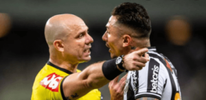 Brasileirão: Ceará vai multar Vina por postura irresponsável