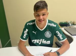 Palmeiras fecha contrato profissional com Fellipe Jack, joia da base de 16 anos