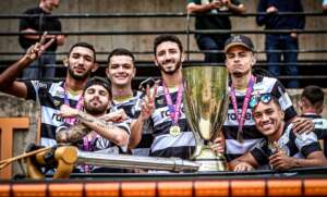 Em caminhão do Corpo de Bombeiros, XV desfila por Piracicaba com campeões da Copa Paulista