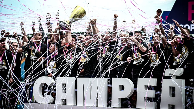 Após vencer Copa Paulista, XV de Piracicaba se junta aos outros 15 paulistas nas divisões do Brasileiro 2 xv trofeu