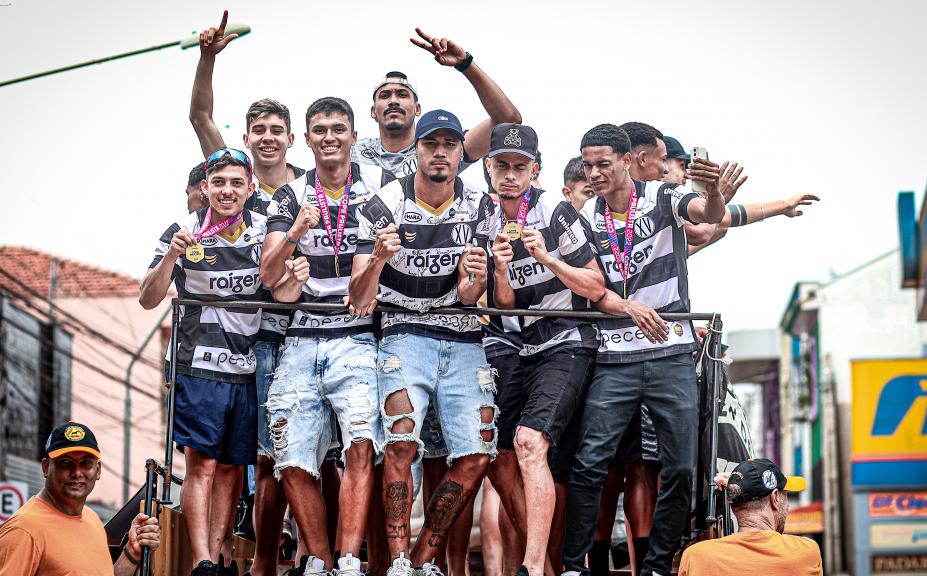 Em caminhão do Corpo de Bombeiros, XV desfila por Piracicaba com campeões  da Copa Paulista