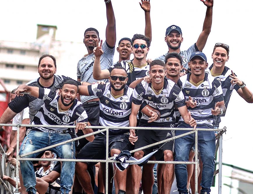 Em caminhão do Corpo de Bombeiros, XV desfila por Piracicaba com campeões da Copa Paulista 4