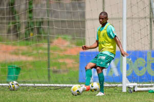 Juninho celebra marca histórica com a camisa do América-MG: ‘Alegria’. Veja o vídeo!