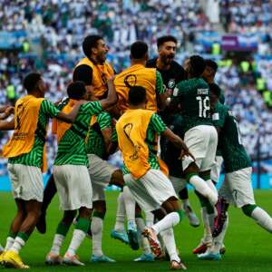 Lateral saudita fratura rosto e passa por cirurgia após vitória sobre Argentina