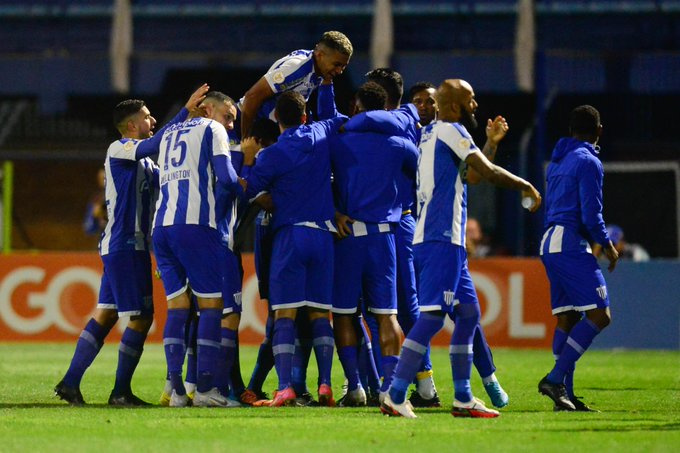 Avaí vence e rebaixa Ceará