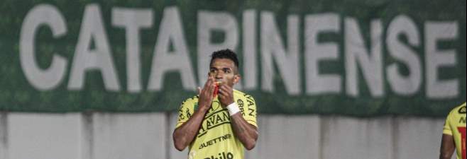 Após deixar o Brusque, Alex Sandro sonha jogar no exterior 2 Alex Sandro, de 27 anos