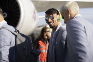 Brasil chega ao Catar nos braços de multidão, com festa, batuque e indianos