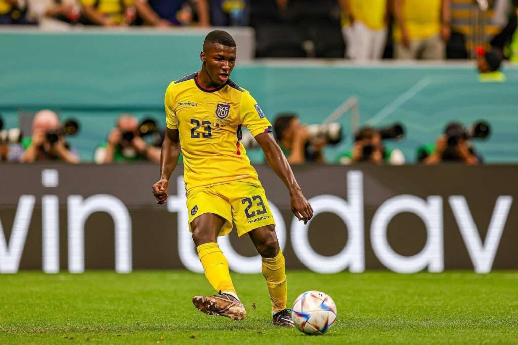 Caicedo fica sem resposta sobre violação de direitos no Catar e técnico o ajuda