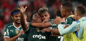 Endrick vive noite de estrela, com gol, imitação de Haaland e foto com torcedores