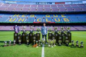 Gerard Piqué entrega camiseta da sua despedida do futebol ao Museu do Barcelona