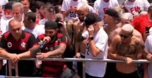 Gabigol lidera festa para torcida no Rio e provoca Tite: 'Jogo em uma seleção'