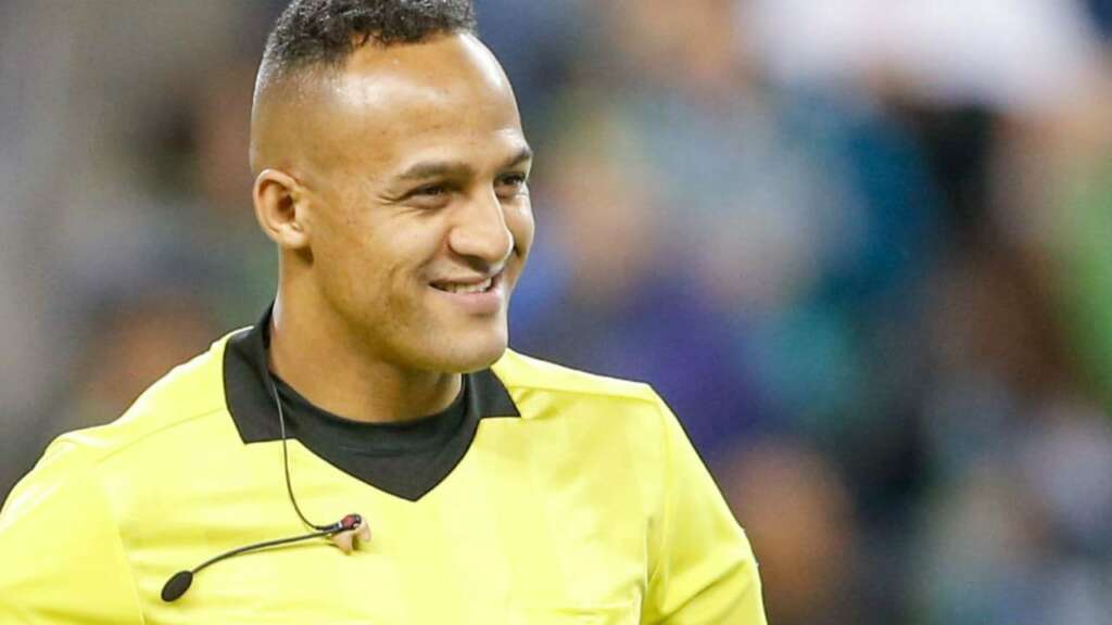 Árbitro de pênalti polêmico em Cristiano Ronaldo na estreia apita jogo do Brasil