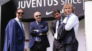 Italiano: Presidente da Juventus, Nedved e conselheiros renunciam após acusações de fraude