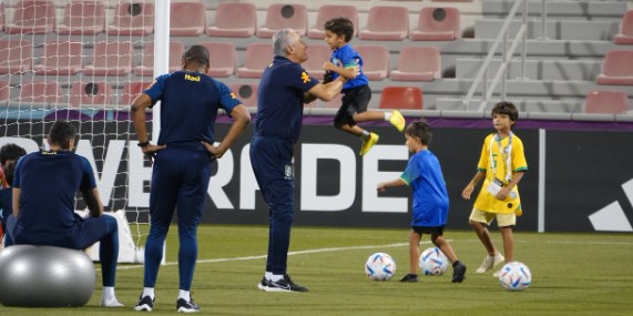 Pós jogo é marcado por clima leve com crianças e familiares na seleção