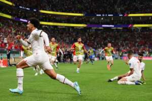 'Em casa', jogadores do Marrocos celebram vitória sobre a Bélgica na Copa