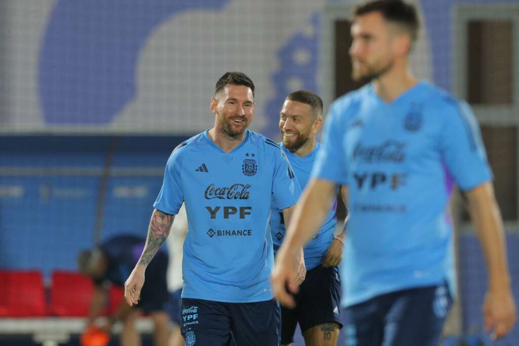 Messi encerra preparação física e faz primeiro treino com o grupo da Argentina