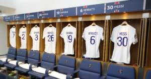 Francês: PSG leiloa camisas e vai doar valor para instituições de caridade