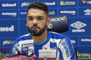 Na mira de grandes clubes, Raniele pede desculpas por rebaixamento do Avaí