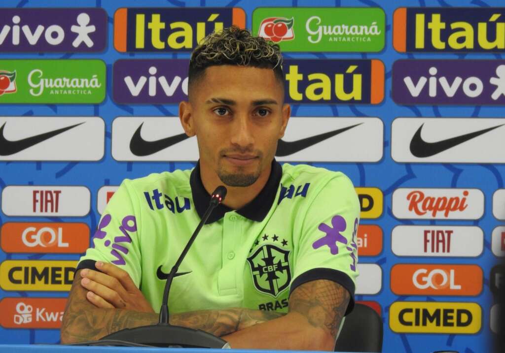 Misterioso, Raphinha diz que seleção será ofensiva com Vinicius Jr. ou Paquetá