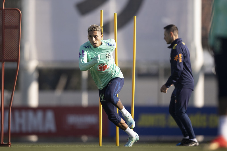 Raphinha e um dos 17 jogadores do Barcelona na Copa