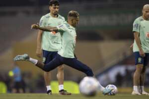 Seleção brasileira faz 2º treino no Catar sob olhares de membro da família real
