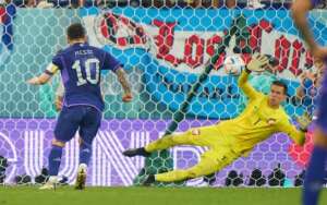 Szczesny, goleiro que pegou pênalti de Messi, já quebrou antebraços em acidente