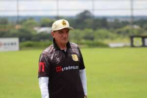 Técnico experiente e com grandes conquistas, Vilson Tadei estuda propostas