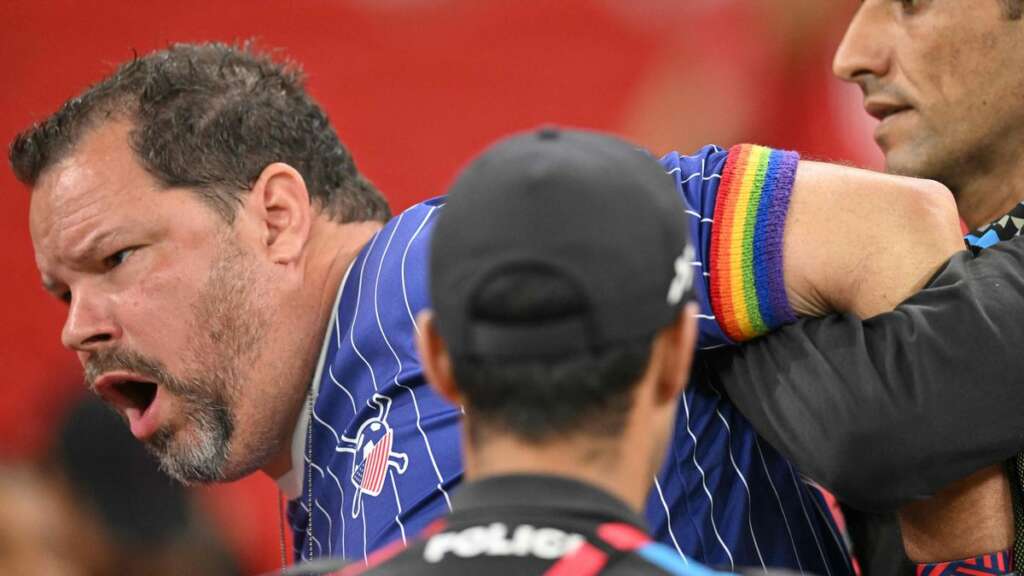 Torcedor dos EUA é detido no Catar por usar braçadeira em apoio à causa LGBT+