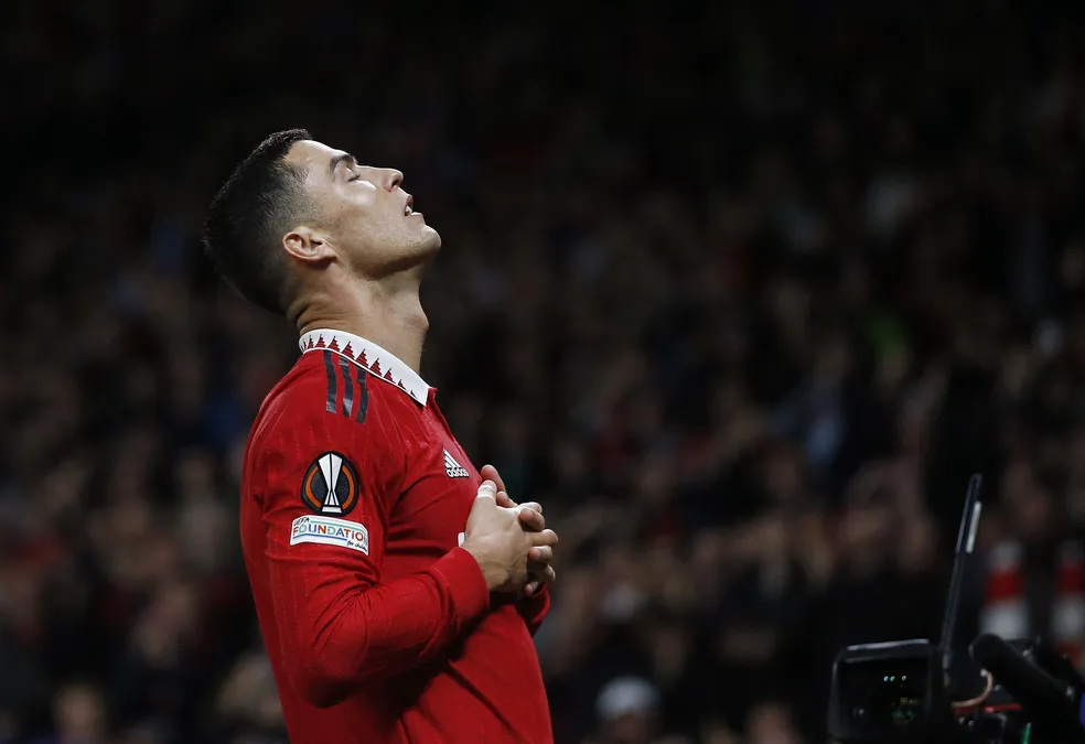 Cristiano Ronaldo é multado e suspenso por derrubar celular de torcedor no Inglês 2 United